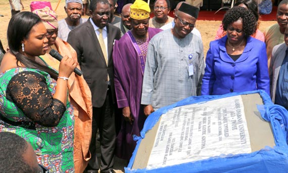 Princess Adetoun Adetona unveiling the plaque of the Professorial Chair building