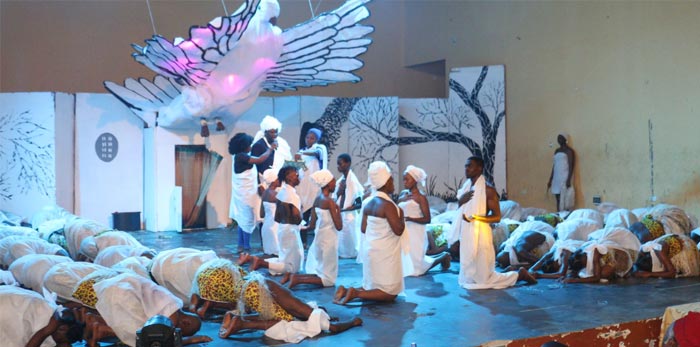 Students-of-Performing-Arts-on-stage-oou-