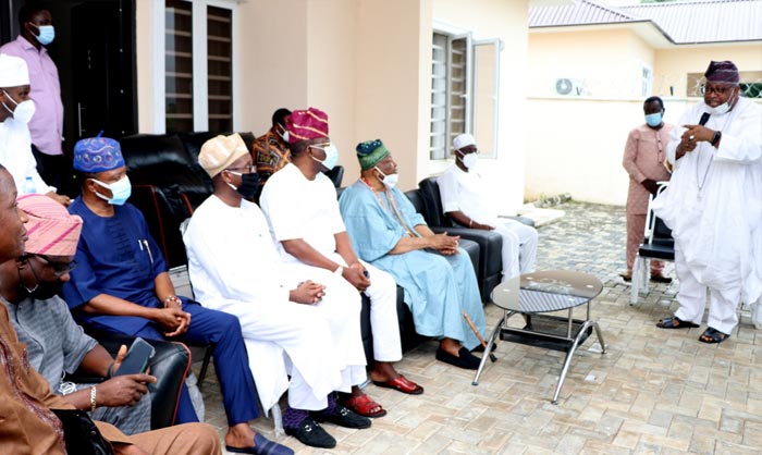 The Ebumawe of Ago-Iwoye, Oba AbdulRazaq Adenugba commending Awujale and the Donor Group